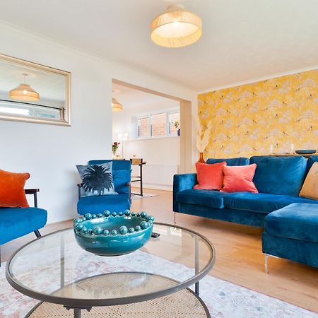 Stylish 4 Bedroom Spacious Retreat With Parking - Sleeps 10 - Families & Contractors Canterbury Buitenkant foto