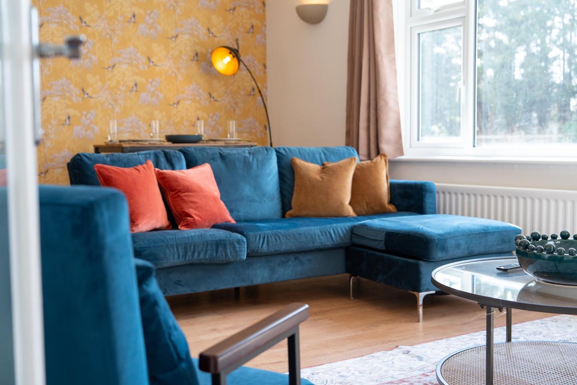 Stylish 4 Bedroom Spacious Retreat With Parking - Sleeps 10 - Families & Contractors Canterbury Buitenkant foto