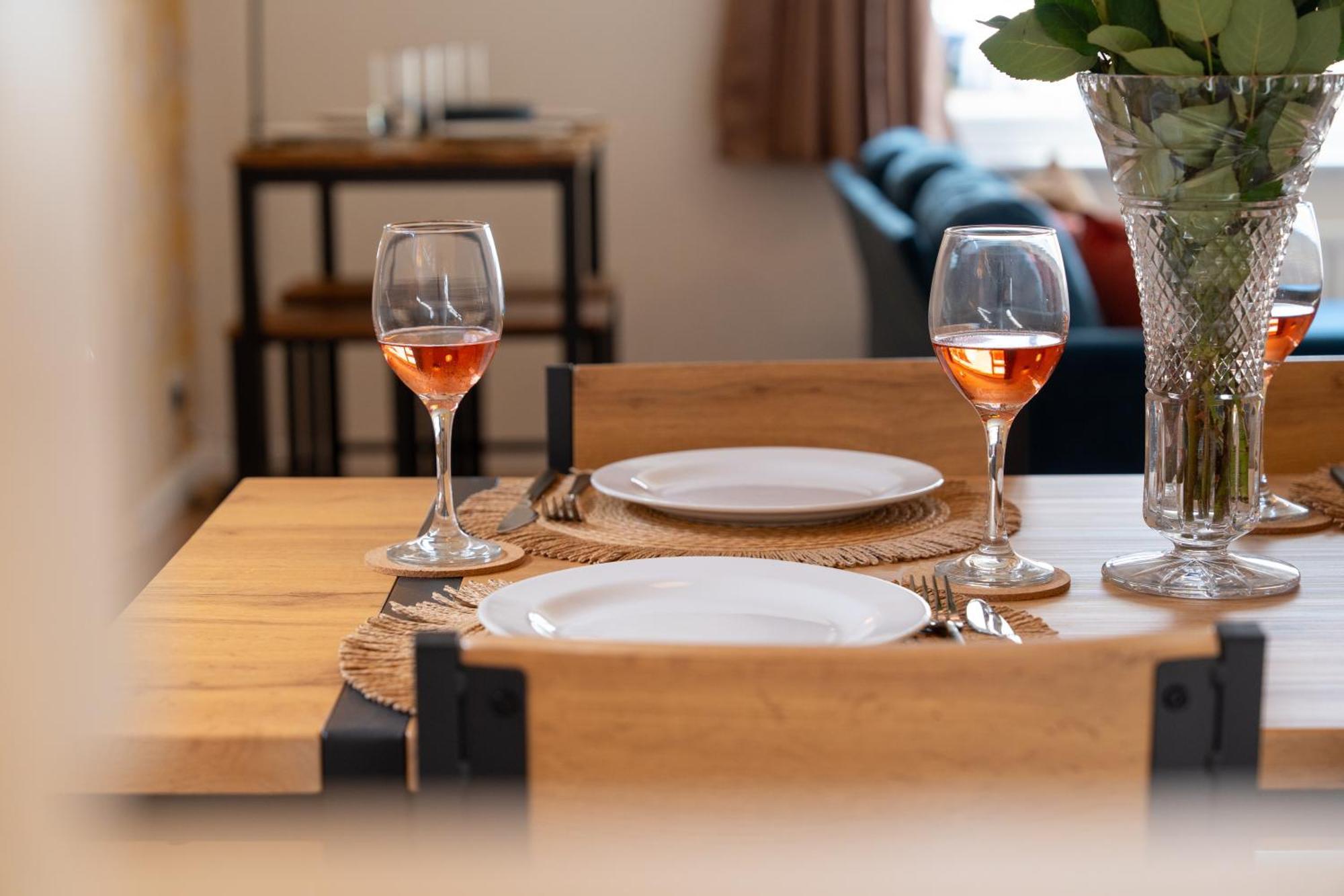 Stylish 4 Bedroom Spacious Retreat With Parking - Sleeps 10 - Families & Contractors Canterbury Buitenkant foto