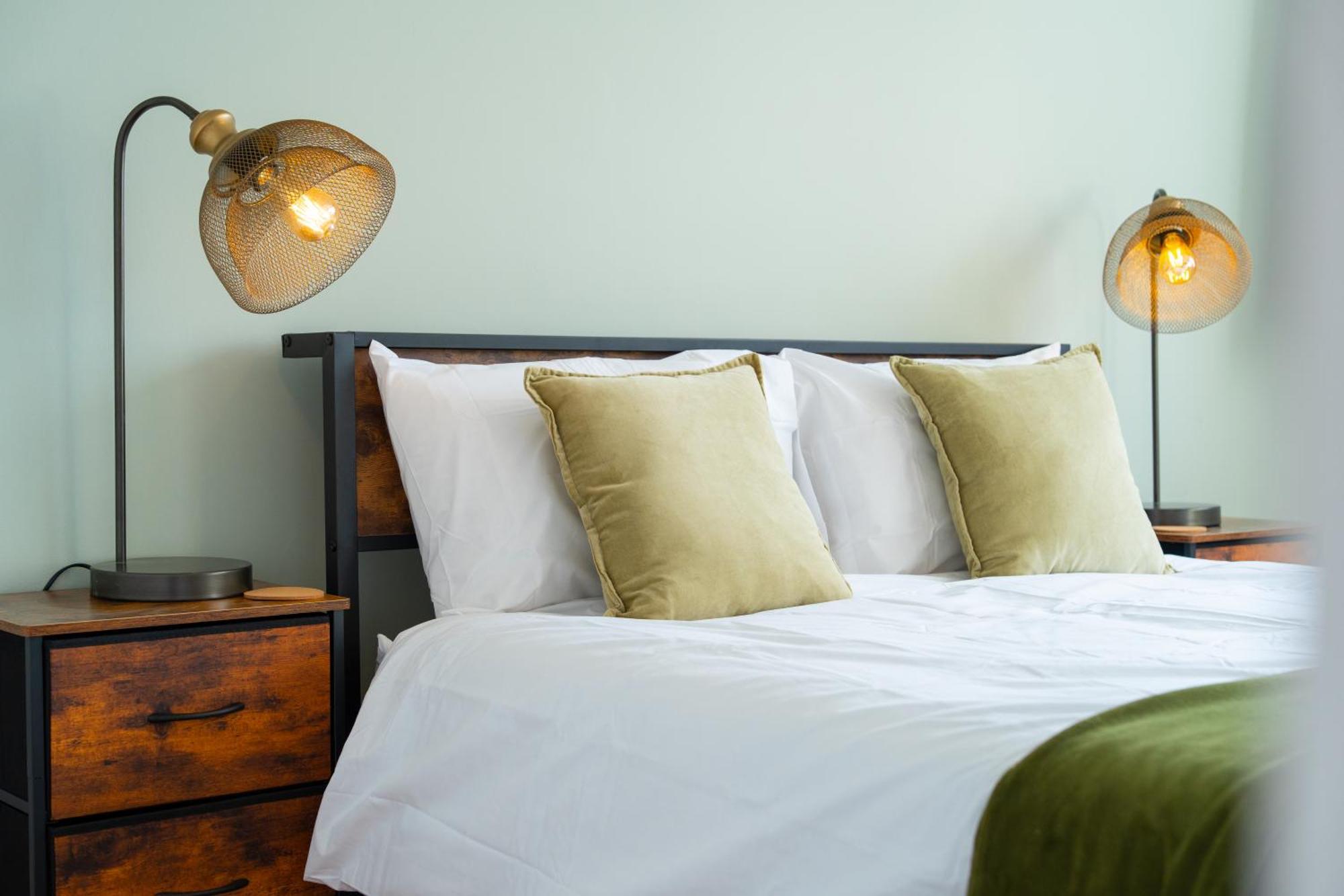 Stylish 4 Bedroom Spacious Retreat With Parking - Sleeps 10 - Families & Contractors Canterbury Buitenkant foto