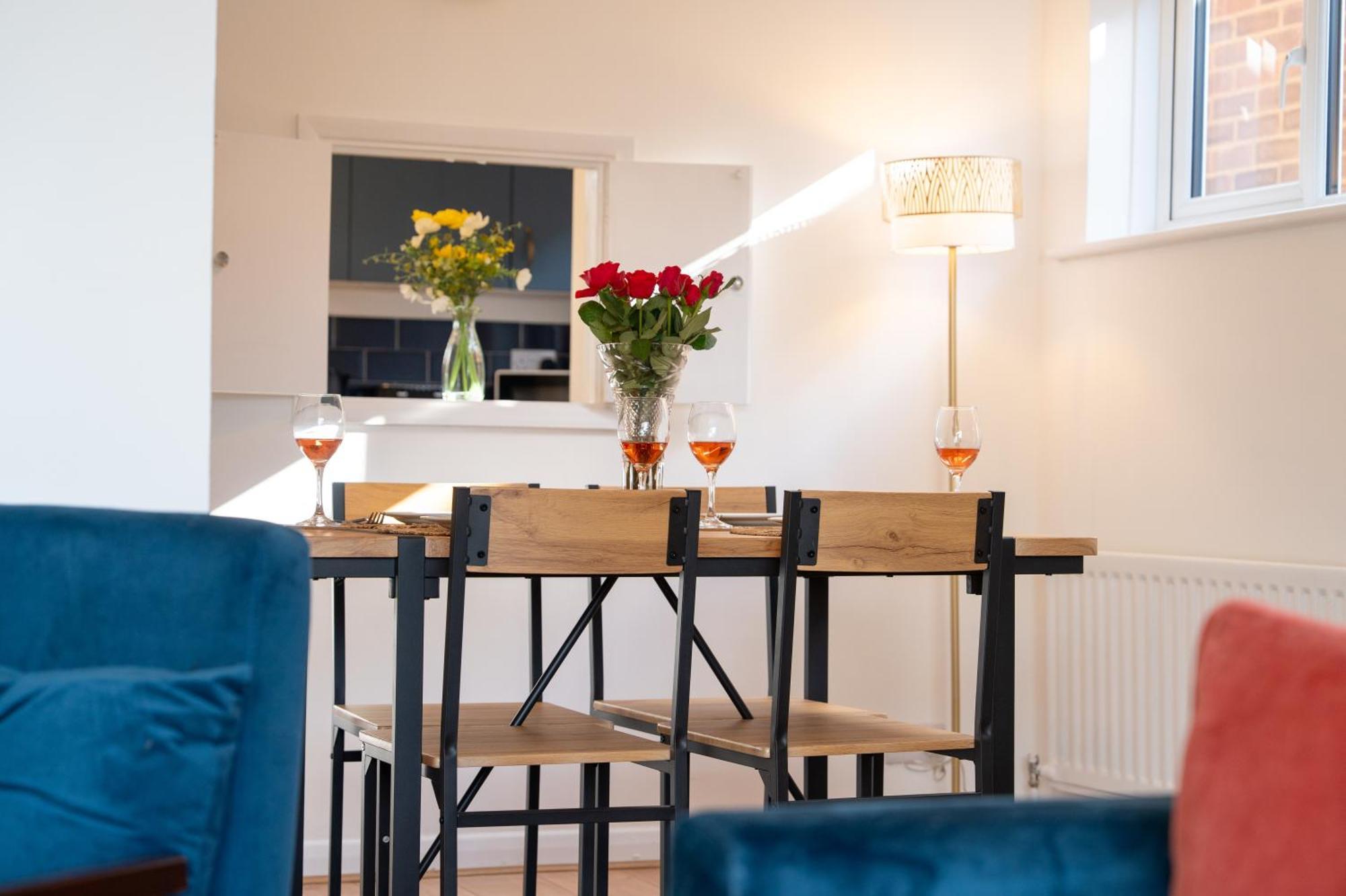 Stylish 4 Bedroom Spacious Retreat With Parking - Sleeps 10 - Families & Contractors Canterbury Buitenkant foto