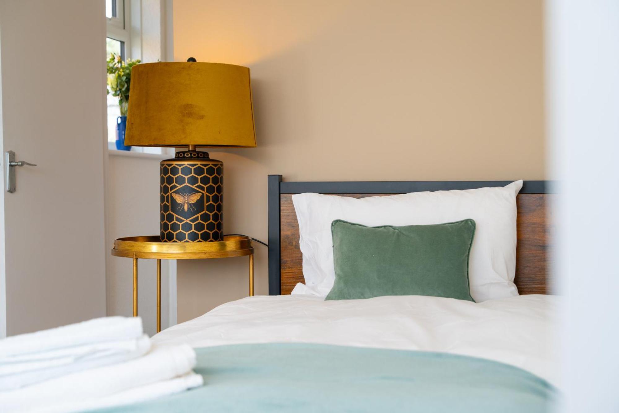 Stylish 4 Bedroom Spacious Retreat With Parking - Sleeps 10 - Families & Contractors Canterbury Buitenkant foto