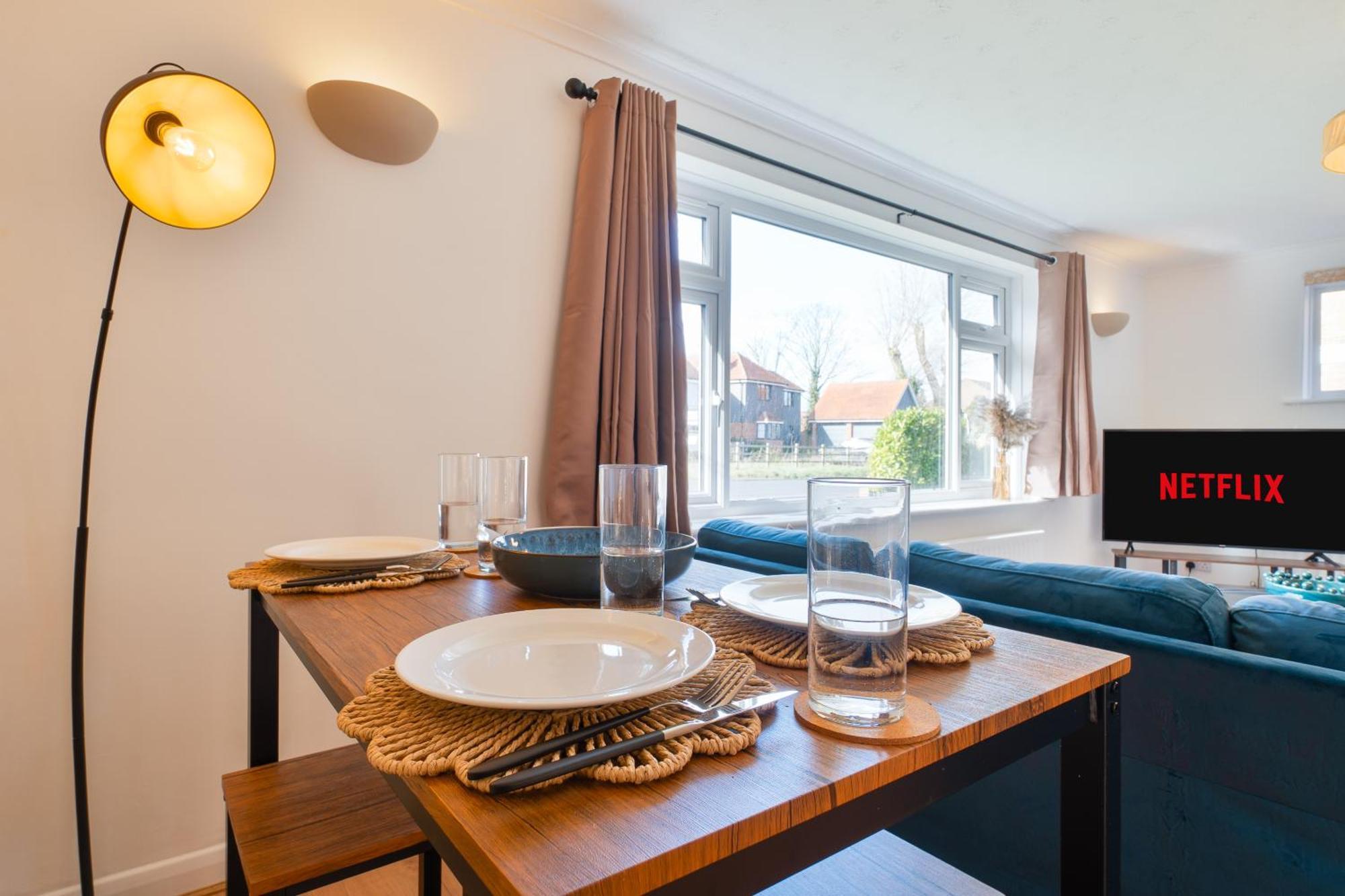 Stylish 4 Bedroom Spacious Retreat With Parking - Sleeps 10 - Families & Contractors Canterbury Buitenkant foto