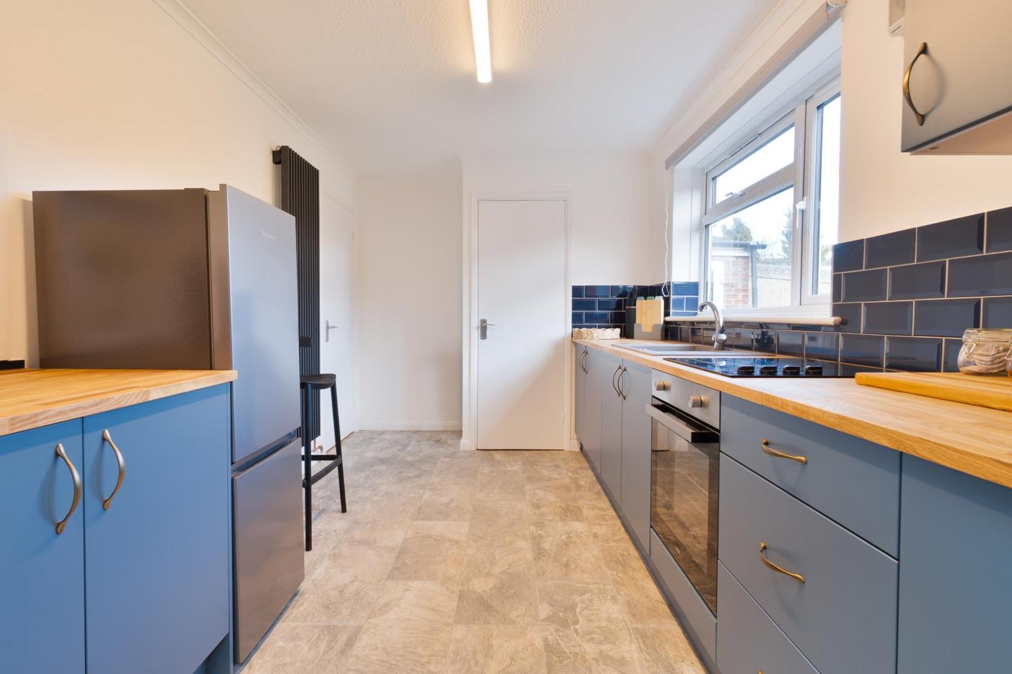 Stylish 4 Bedroom Spacious Retreat With Parking - Sleeps 10 - Families & Contractors Canterbury Buitenkant foto