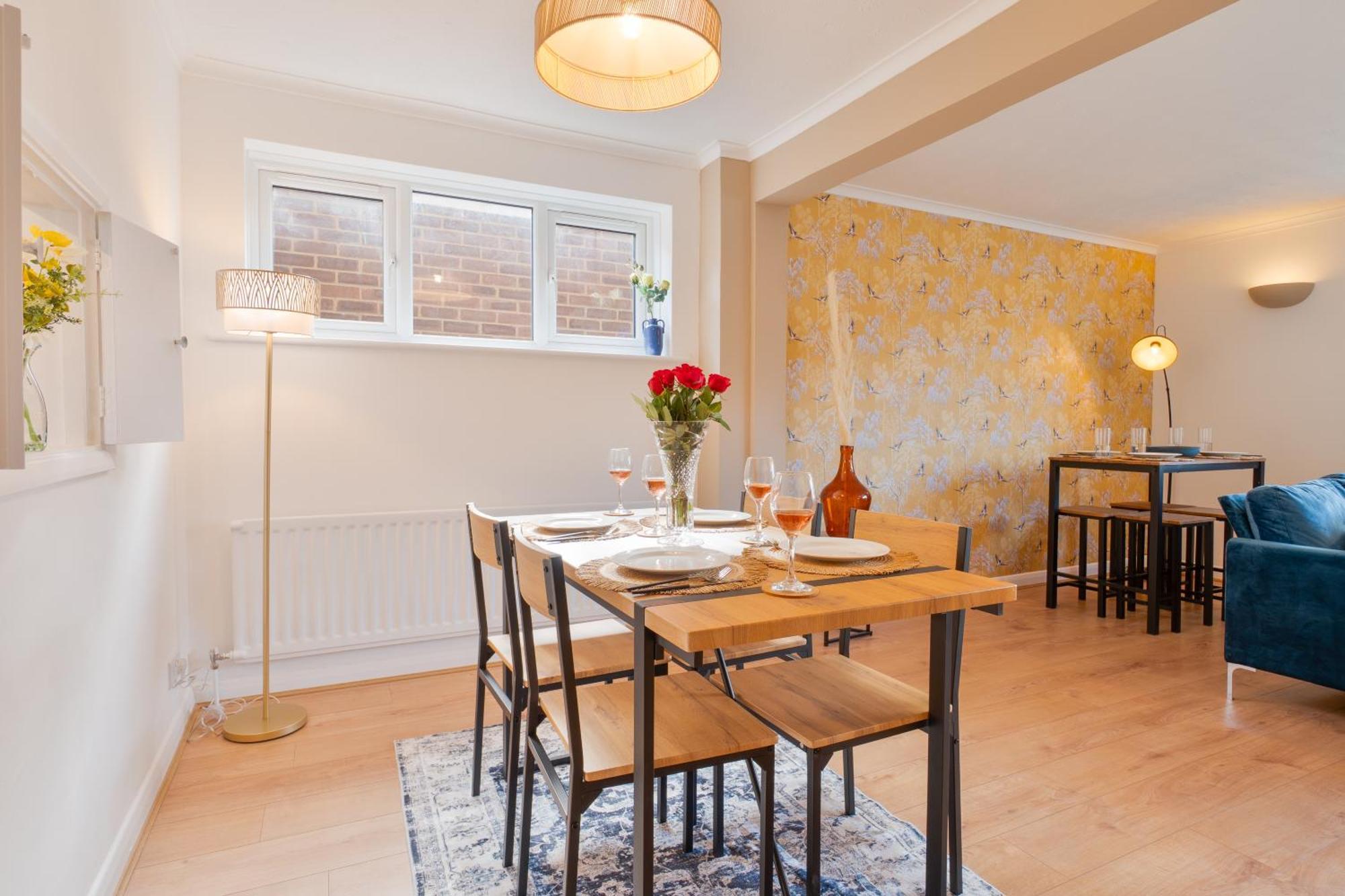 Stylish 4 Bedroom Spacious Retreat With Parking - Sleeps 10 - Families & Contractors Canterbury Buitenkant foto