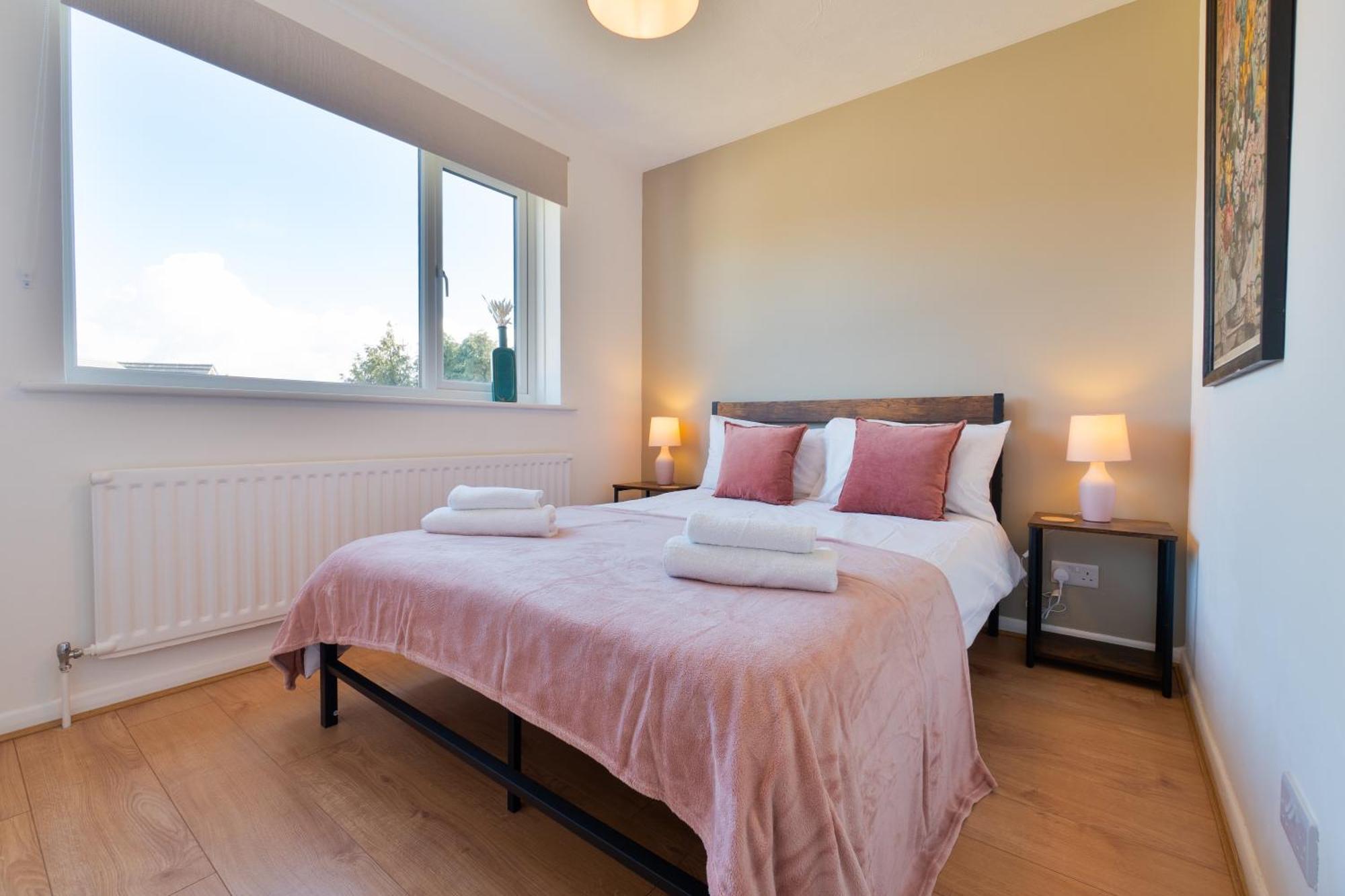 Stylish 4 Bedroom Spacious Retreat With Parking - Sleeps 10 - Families & Contractors Canterbury Buitenkant foto