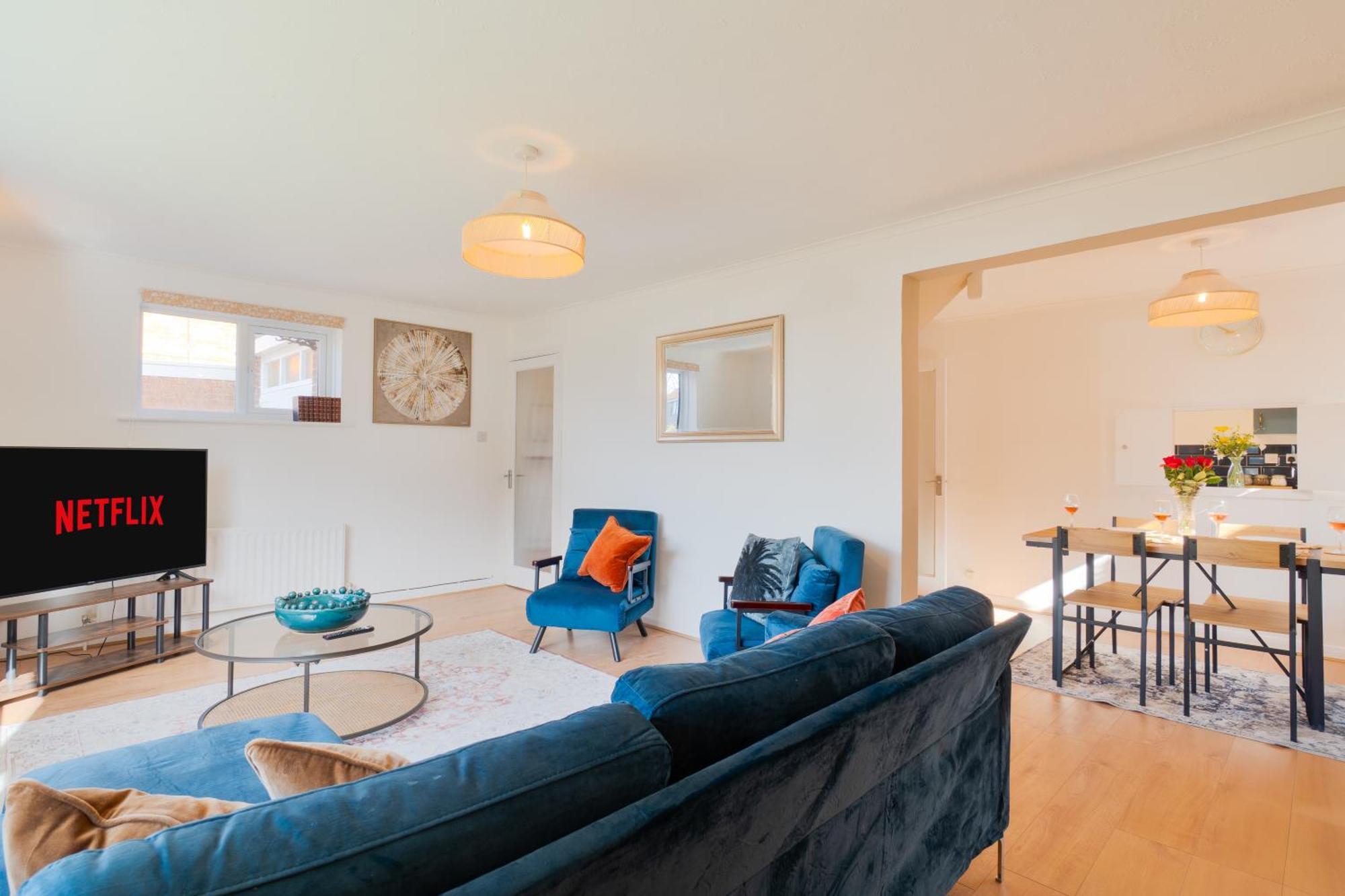 Stylish 4 Bedroom Spacious Retreat With Parking - Sleeps 10 - Families & Contractors Canterbury Buitenkant foto