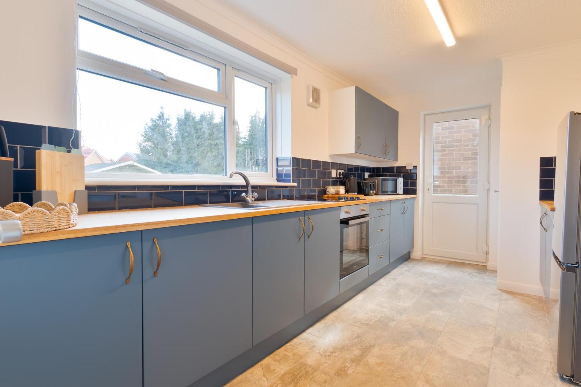 Stylish 4 Bedroom Spacious Retreat With Parking - Sleeps 10 - Families & Contractors Canterbury Buitenkant foto