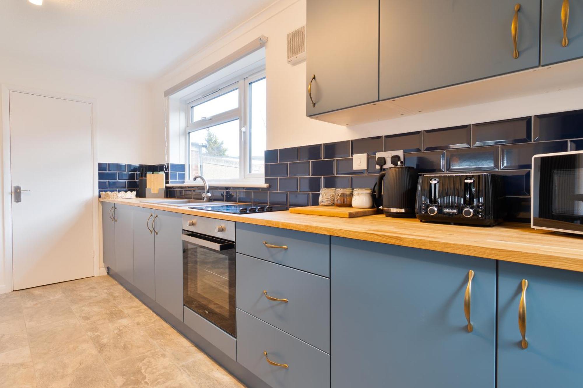 Stylish 4 Bedroom Spacious Retreat With Parking - Sleeps 10 - Families & Contractors Canterbury Buitenkant foto