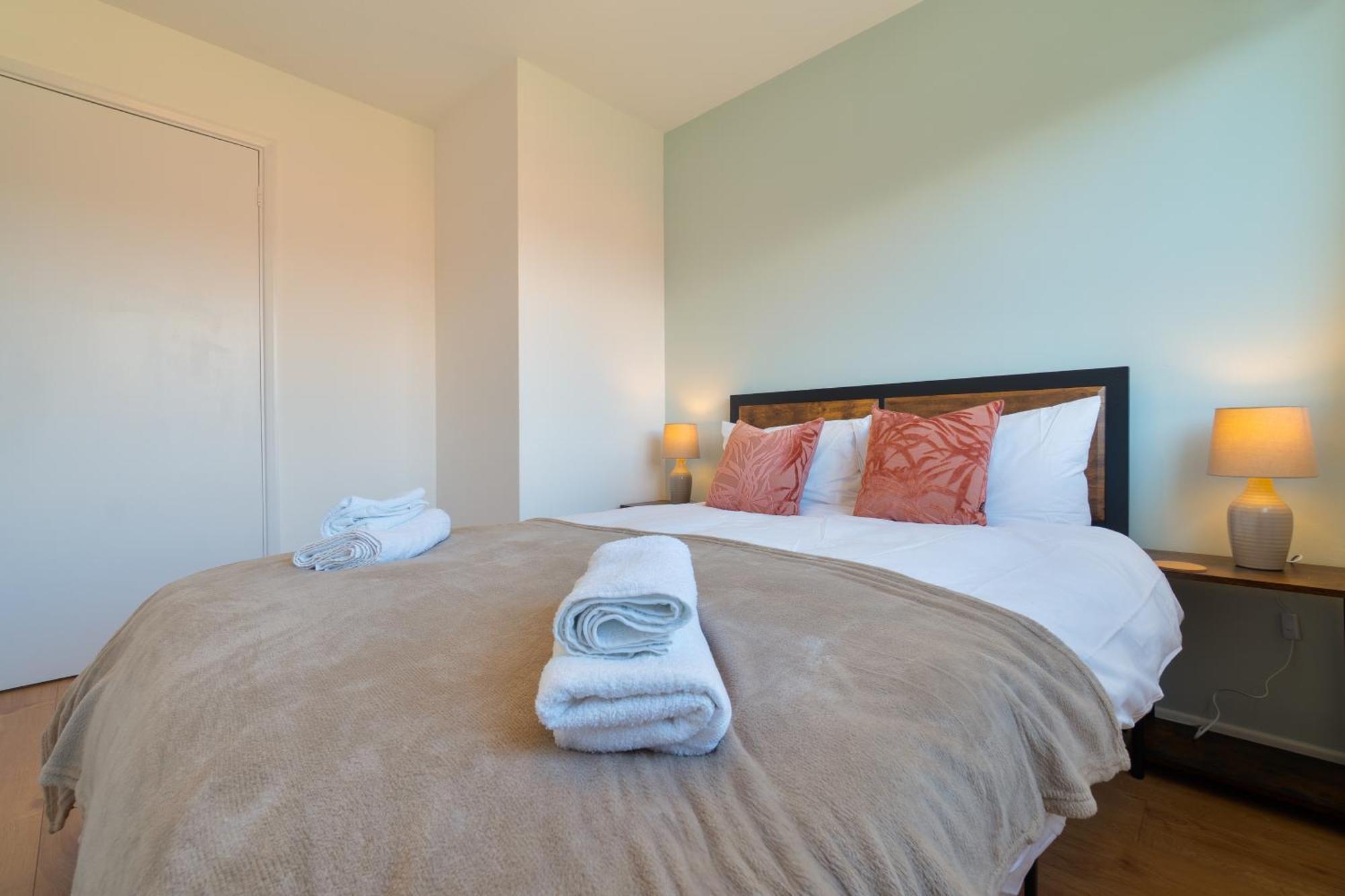 Stylish 4 Bedroom Spacious Retreat With Parking - Sleeps 10 - Families & Contractors Canterbury Buitenkant foto