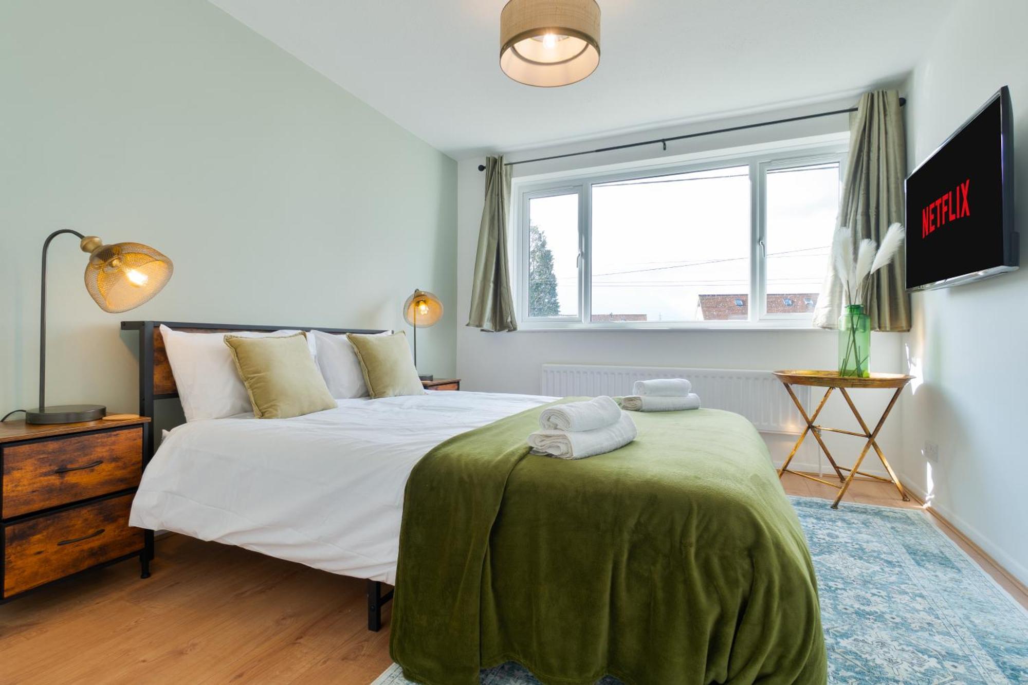 Stylish 4 Bedroom Spacious Retreat With Parking - Sleeps 10 - Families & Contractors Canterbury Buitenkant foto