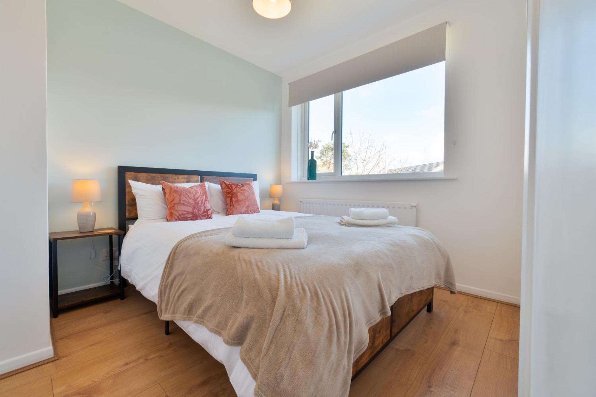 Stylish 4 Bedroom Spacious Retreat With Parking - Sleeps 10 - Families & Contractors Canterbury Buitenkant foto