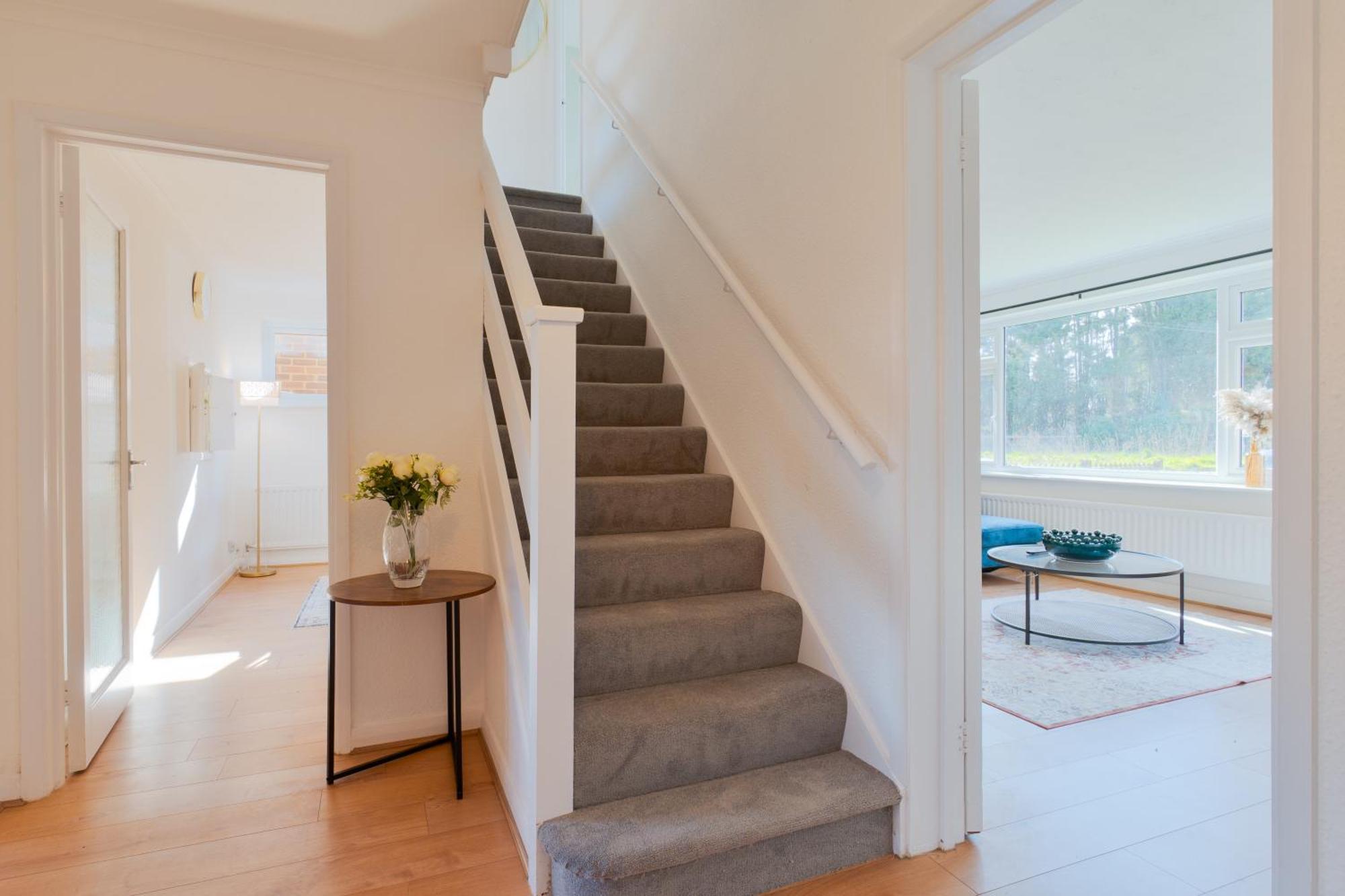Stylish 4 Bedroom Spacious Retreat With Parking - Sleeps 10 - Families & Contractors Canterbury Buitenkant foto