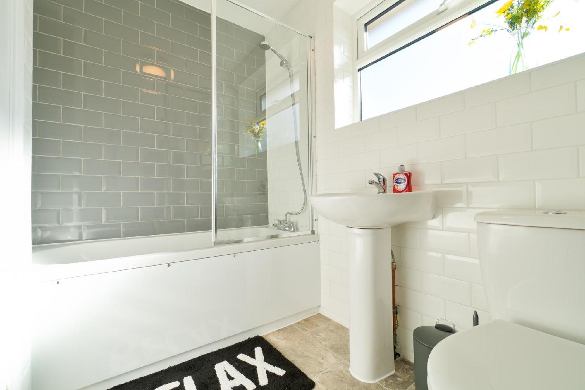 Stylish 4 Bedroom Spacious Retreat With Parking - Sleeps 10 - Families & Contractors Canterbury Buitenkant foto
